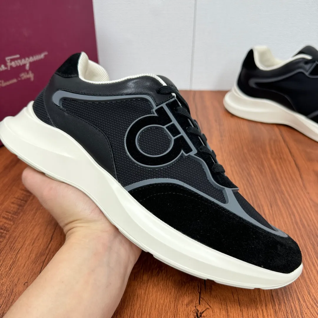 [Ferragamo] Top P: 720💰 Size: 39~44 (38 45 custom-made, non-returnable) Ferragam/Ferragamo Cancini buckle men's low-top casual shoes Spring and summer official website synchronized new thick-soled versatile sports shoes for men This urban-style casual shoe boldly combines a variety of fabrics, cleverly using high-tech mesh fabrics and smooth leather to create a unique high-end look, with side dropouts Cancini buckle, padded collar and tongue, and eye-catching lightweight rubber sole make the design even more sophisticated! The perfect blend of style and comfort. , the shoe body is outlined with exquisite lines, embellished with iconic elements, and equipped with comfortable sole technology to boost your pace. Whether you are walking on the street or exercising, you can show your extraordinary charm. Item number: F688525 Black.